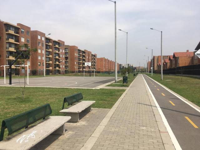 MADRID, AMARILO EL CANEY, VENDO CASA ESQUINERA, EXCELENTE ESTADO, DOBLE PARQUEADERO.