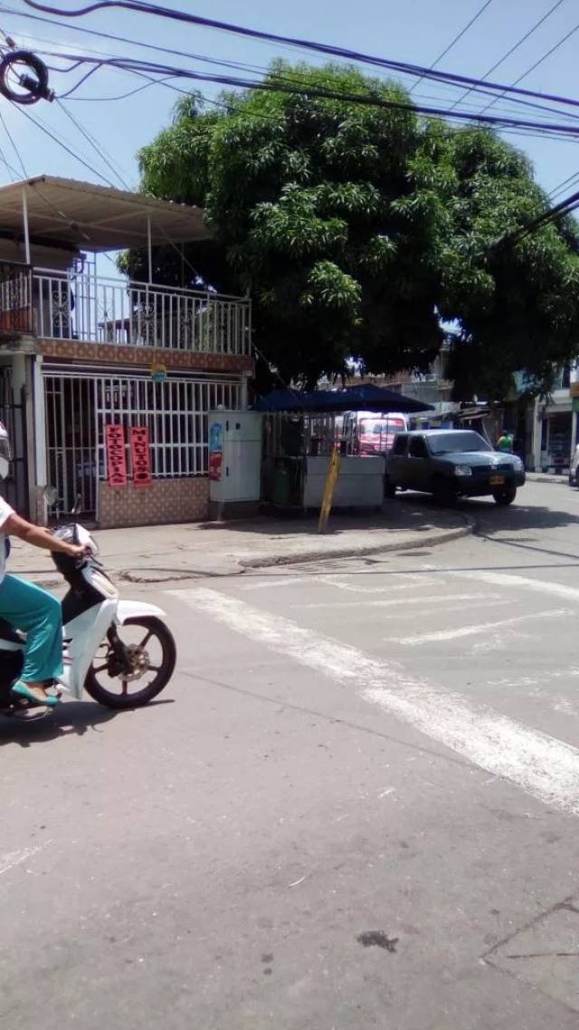 Casa esquinera, brisas de los alamos, comuna 2, estrato3, via principal, frente a parque principal.