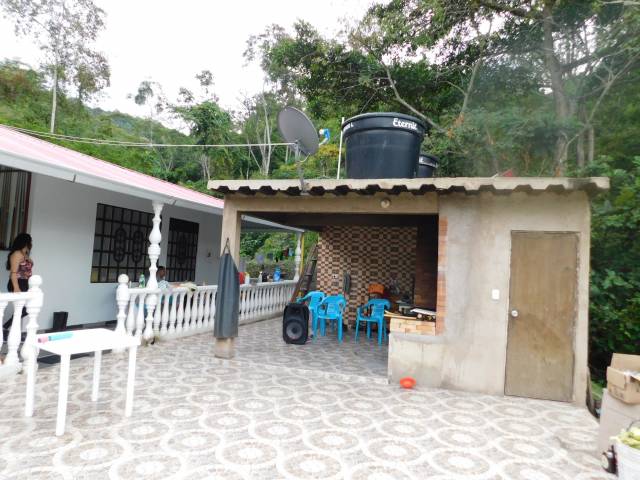 Se arrienda linda finca en MESITAS DEL COLEGIO