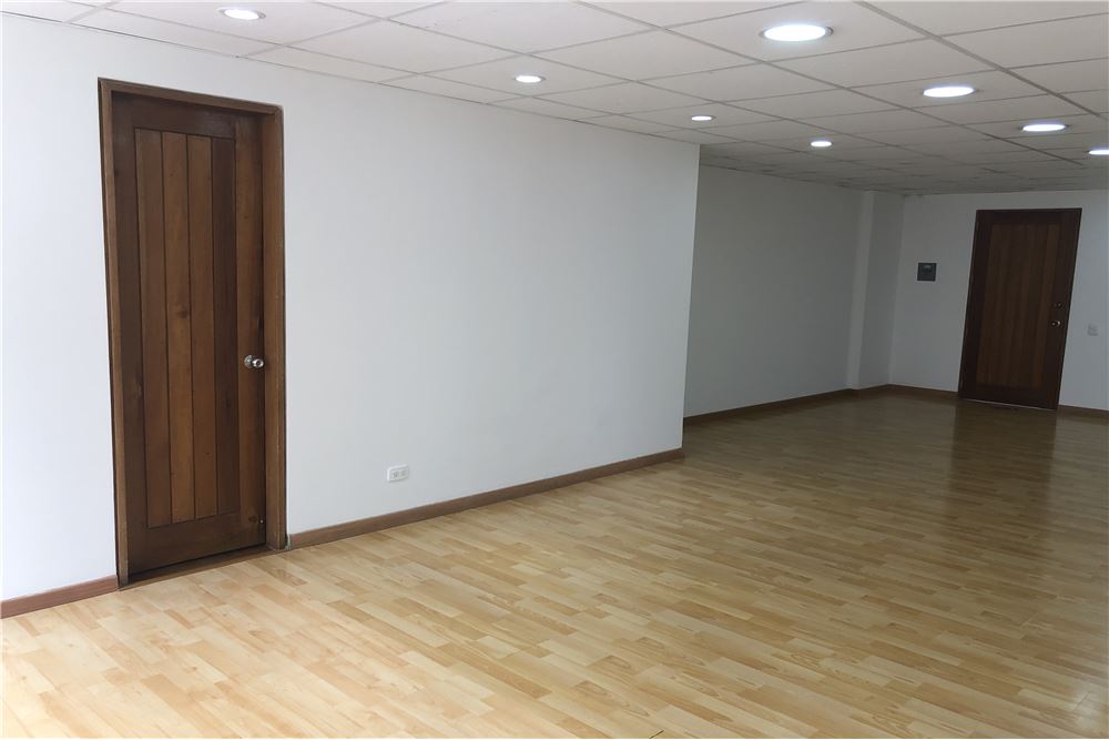 VENTA EXCELENTE oficina en Chico, 1 baño,1 parq.