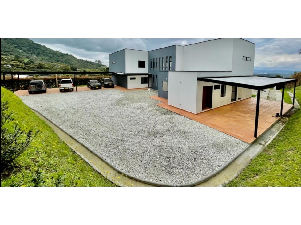 VENDO LUJOSA CASA CAMPESTRE POR SECTOR EL CANADÁ, VIA  RIONEGRO-CARMEN