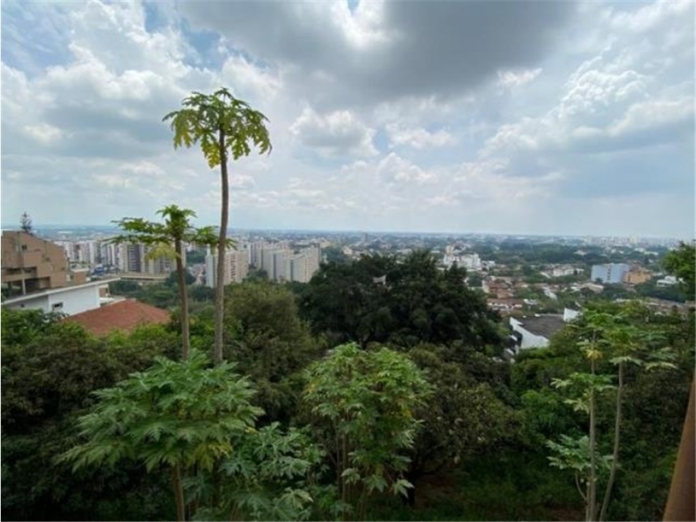 LOTE en Venta, actualmente casa-lote, en barrio MENGA al norte de Cali