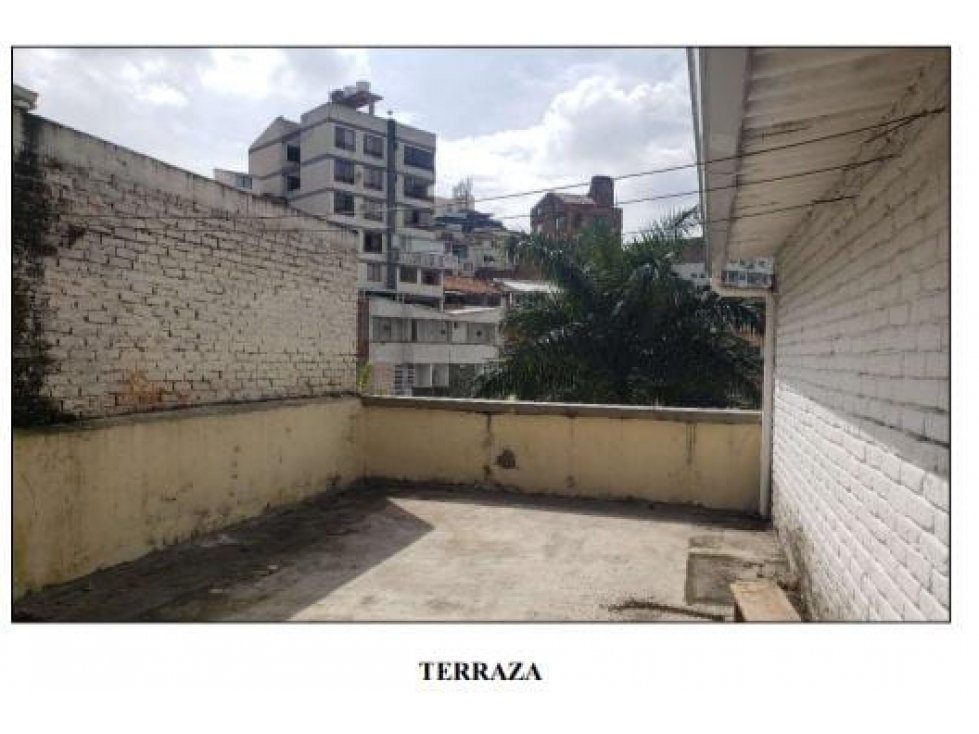 CASA DE 3 PISOS UBICADA EN EL BARRIO  MIRAFLORES