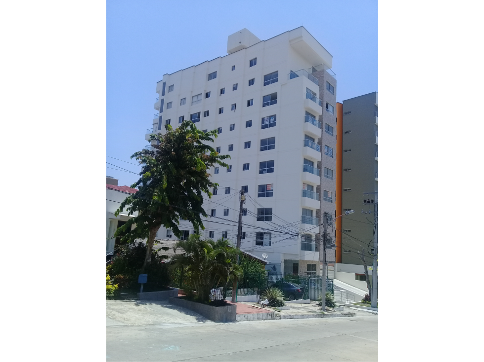 Edificio por parque del Sagrado Corazón.