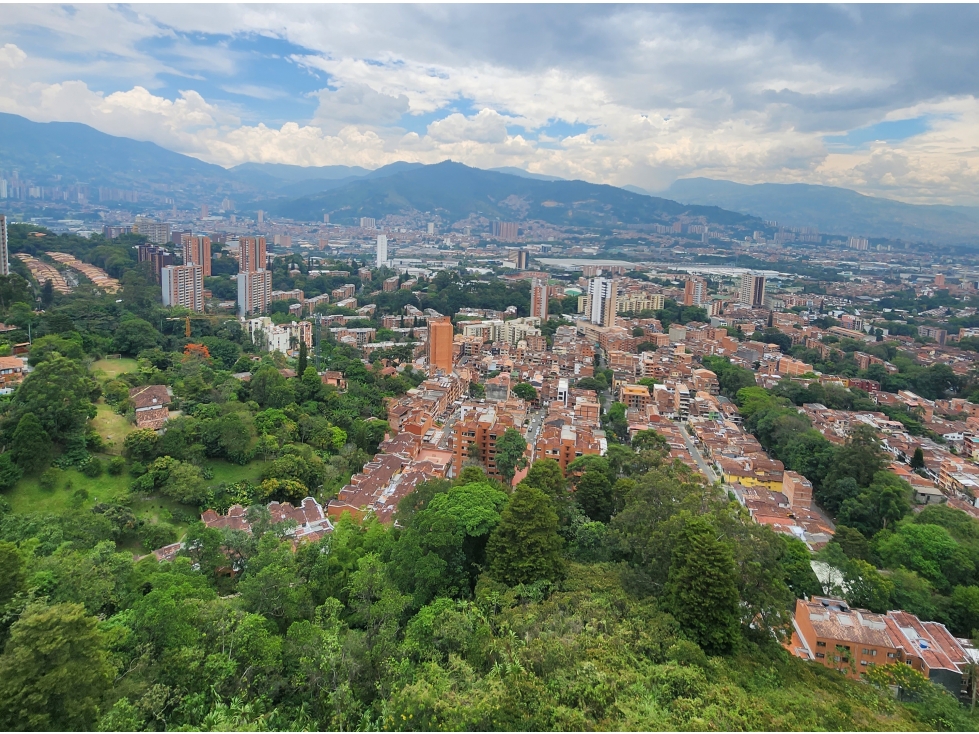 VENTA APARTAMENTO EL TRIANON - ENVIGADO, PISO ALTO, VISTA CIUDAD.