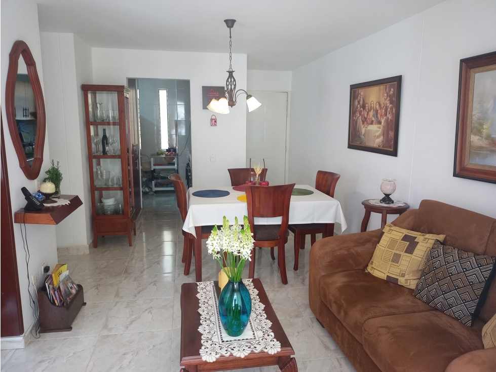 EN EL REFUGIO SUR CALI VENDEMOS HERMOSO APARTAMENTO 3ER PISO.