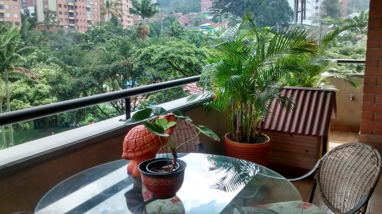 Amplio apartamento en loma de los Balsos,Poblado