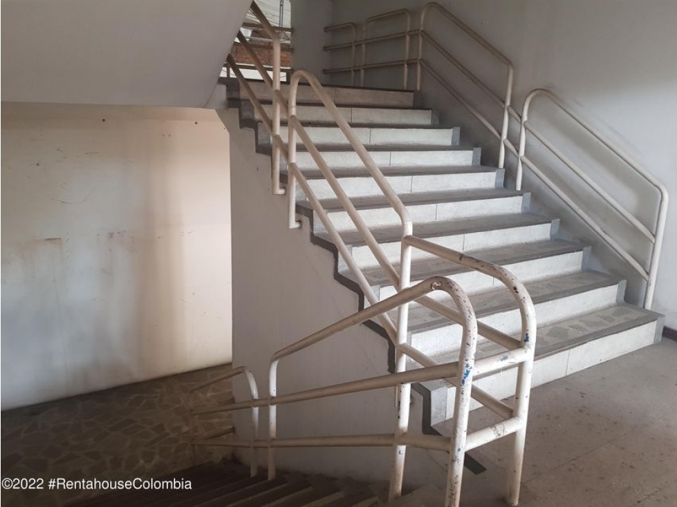 Vendo Comercial en  Prado Centro C.C 22-2283