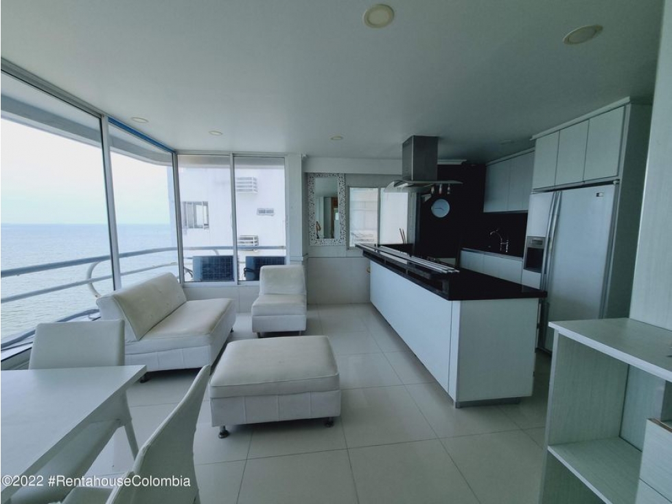 Vendo Apartamento en  El Laguito C.O 23-990