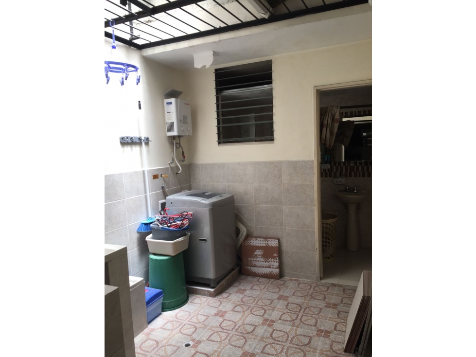 Casa con locales en venta de 180 m2 en Avenida Colombia Medellín