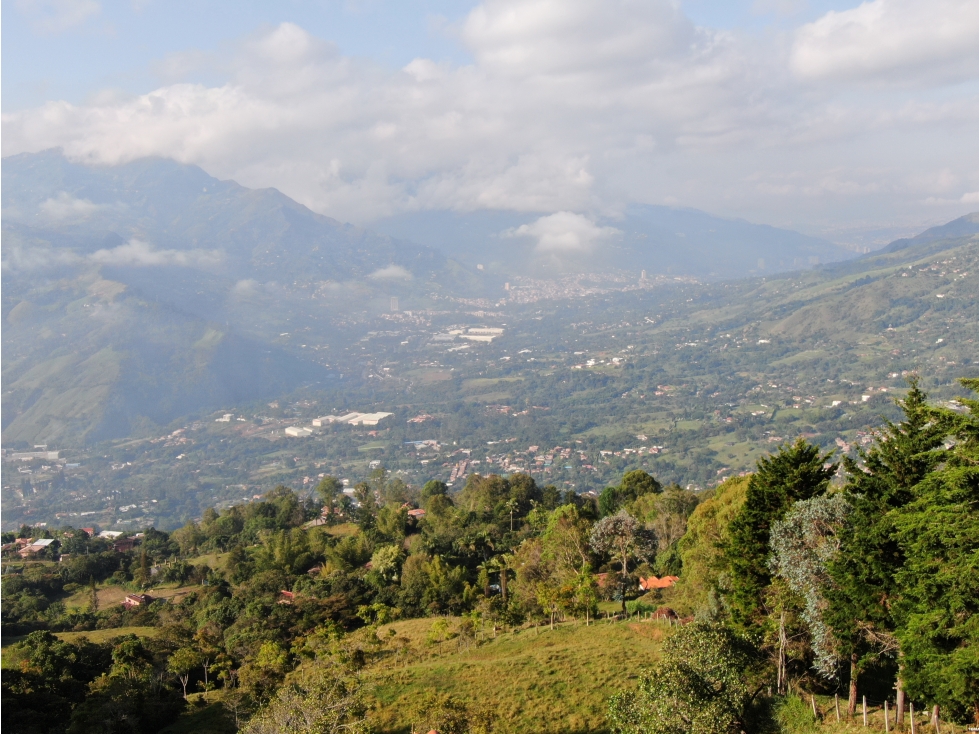 FINCA EN GIRARDOTA CON EXCELENTE VISTA A LAS MONTAÑAS Y A LA CIUDAD