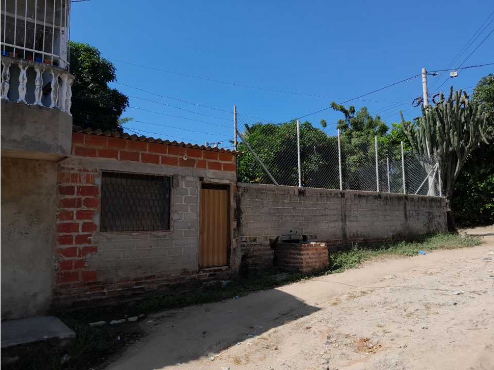 Amplia casa de 2 pisos con apartamento y lote, aeromar