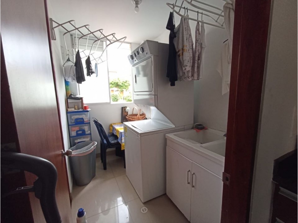 Vendo linda casa dos niveles, zona verde privada