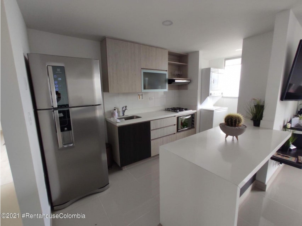 Apartamento en  Las Lomitas C.O: 24-618