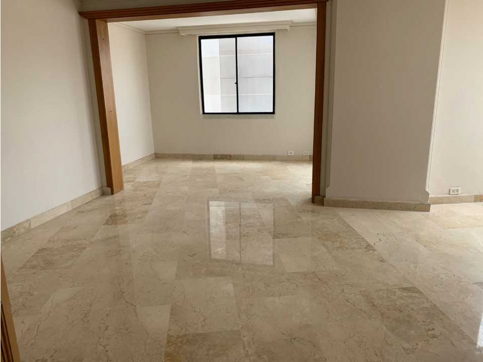 Apartamento amplio para la venta en la avenida Bolívar