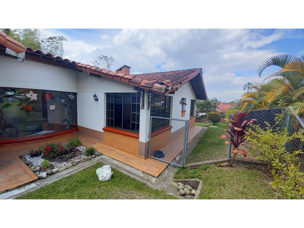 SE VENDE casa en condominio campestre vía a Circasia, Quindío.