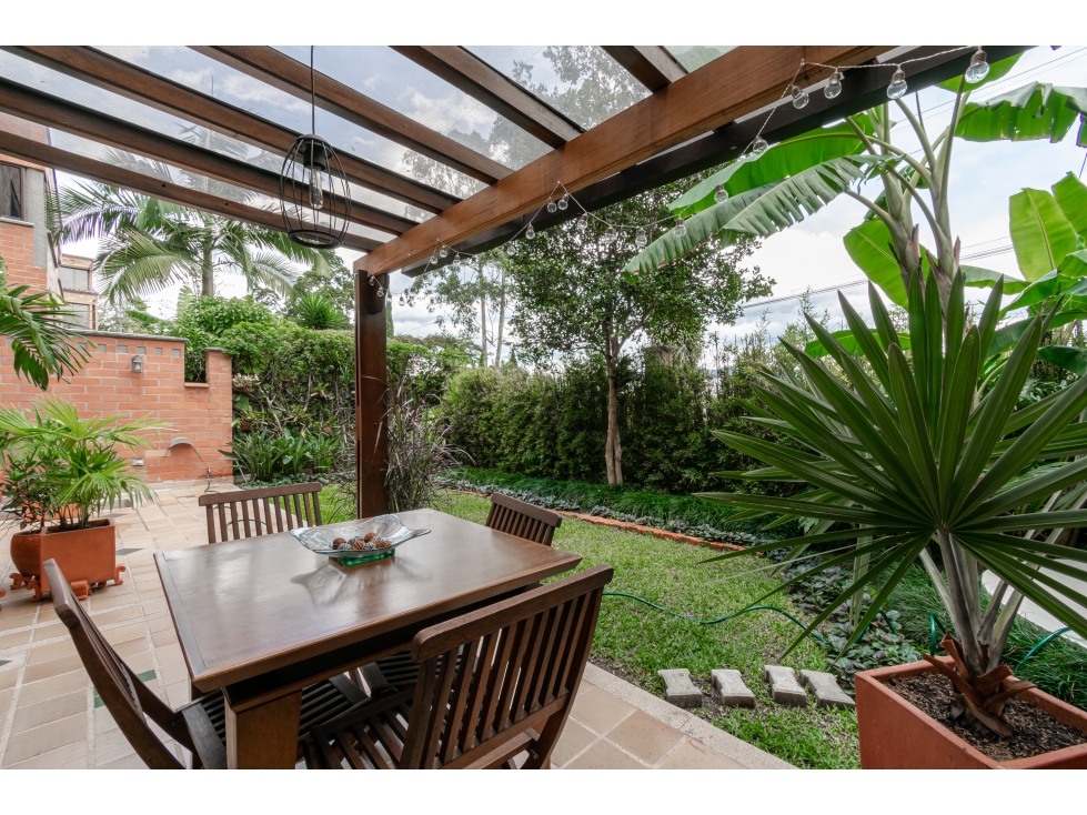 CASA EN LA LOMA DE LOS BALSOS CERCA DEL COLEGIO LA COLINA