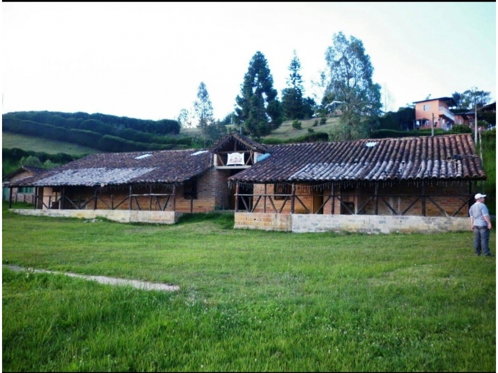 FINCA EN GUARNE CON 12 PESEBRERAS!