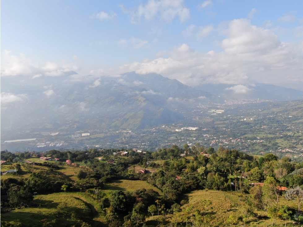 FINCA EN GIRARDOTA CON EXCELENTE VISTA A LAS MONTAÑAS Y A LA CIUDAD