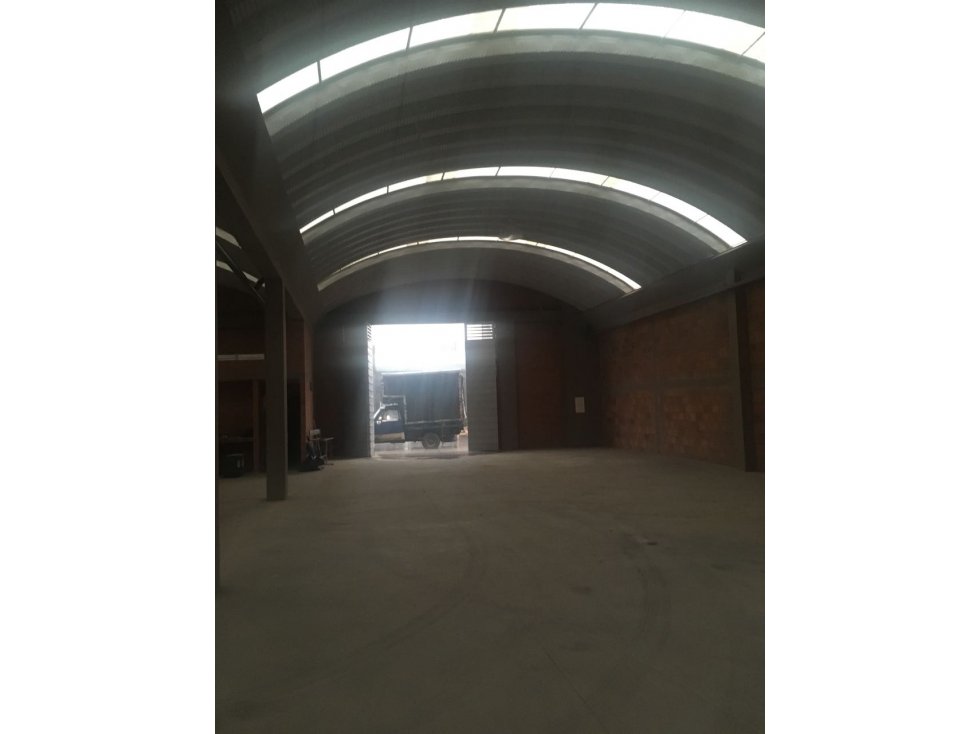 **BODEGA JORGE E.GAITAN 600 M2 -**