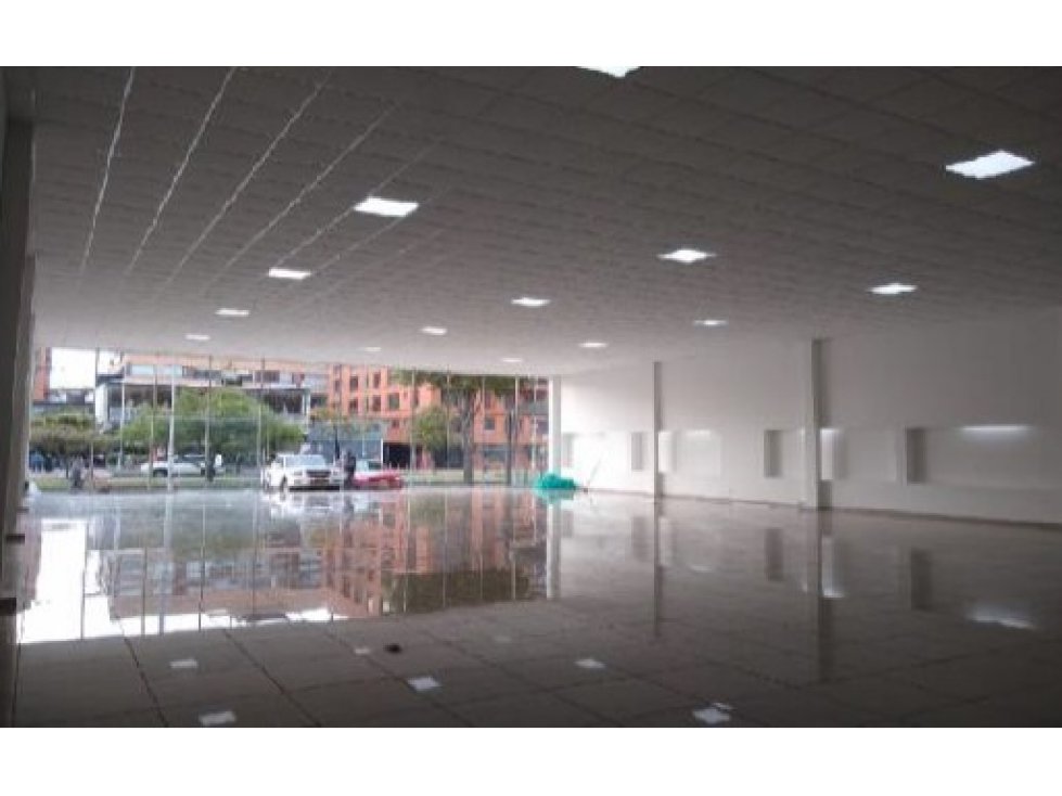 LOCAL EN VENTA Y ARRIENDO EN BOGOTA-Santa Barbara 500 m2