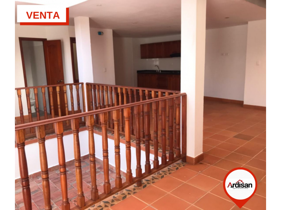 CASA ESQUINERA CENTRAL CON 4 LOCALES EN RENTA