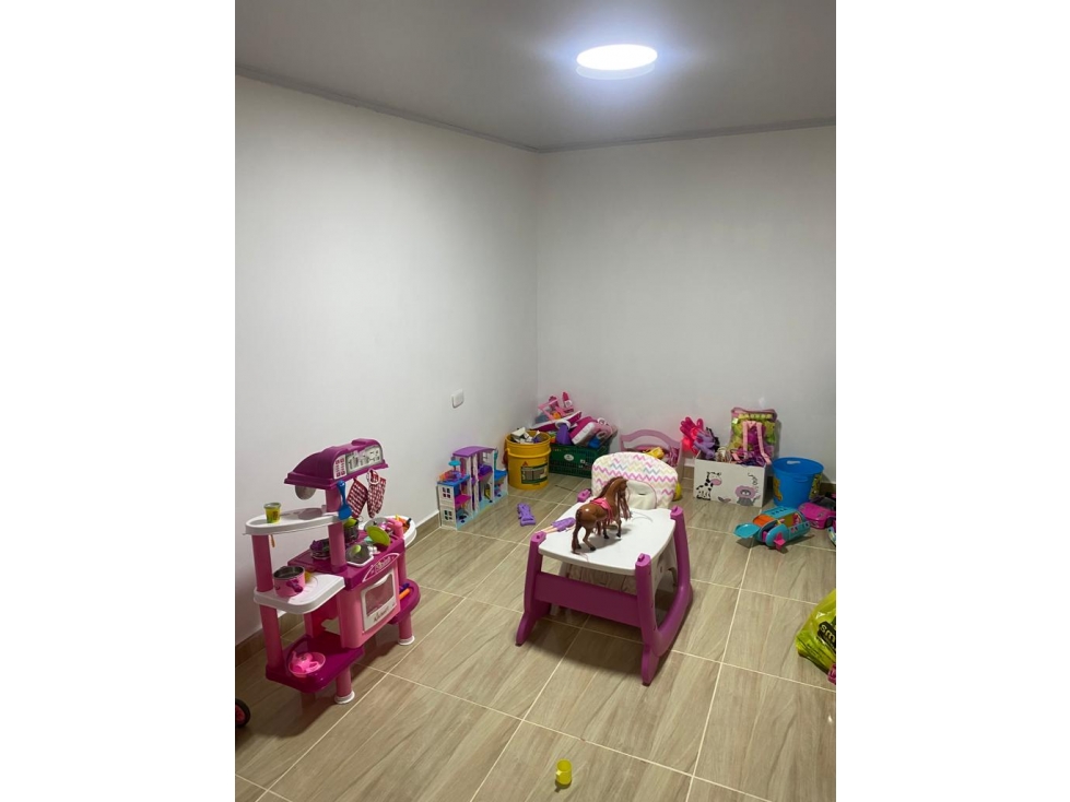 VENTA DE HERMOSA CASA DE DOS NIVELES EN EL BARRIO VILLA ANDREA