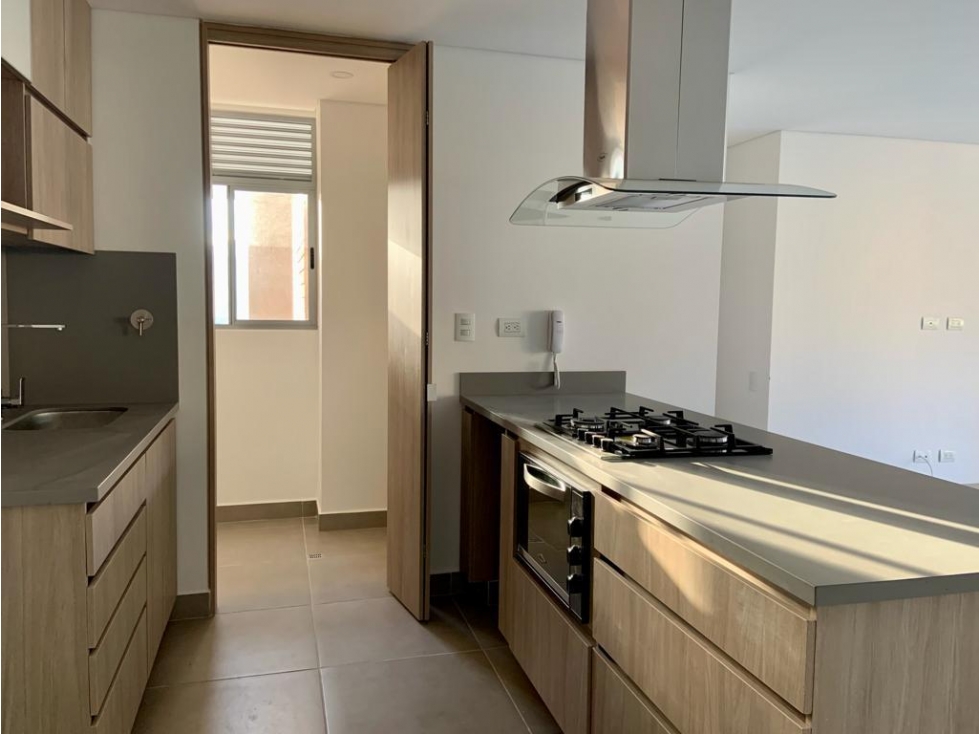 Apartamento como nuevo en Loma Cumbres piso alto 90 metros