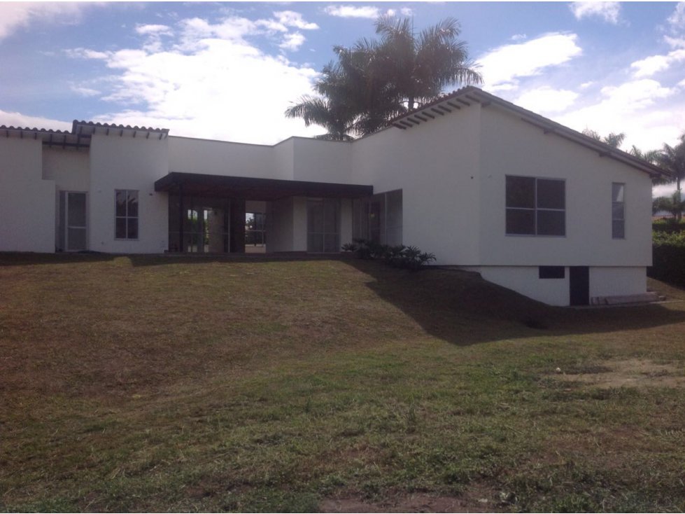 SE VENDE CASA CAMPESTRE CERCA AL CAIMO