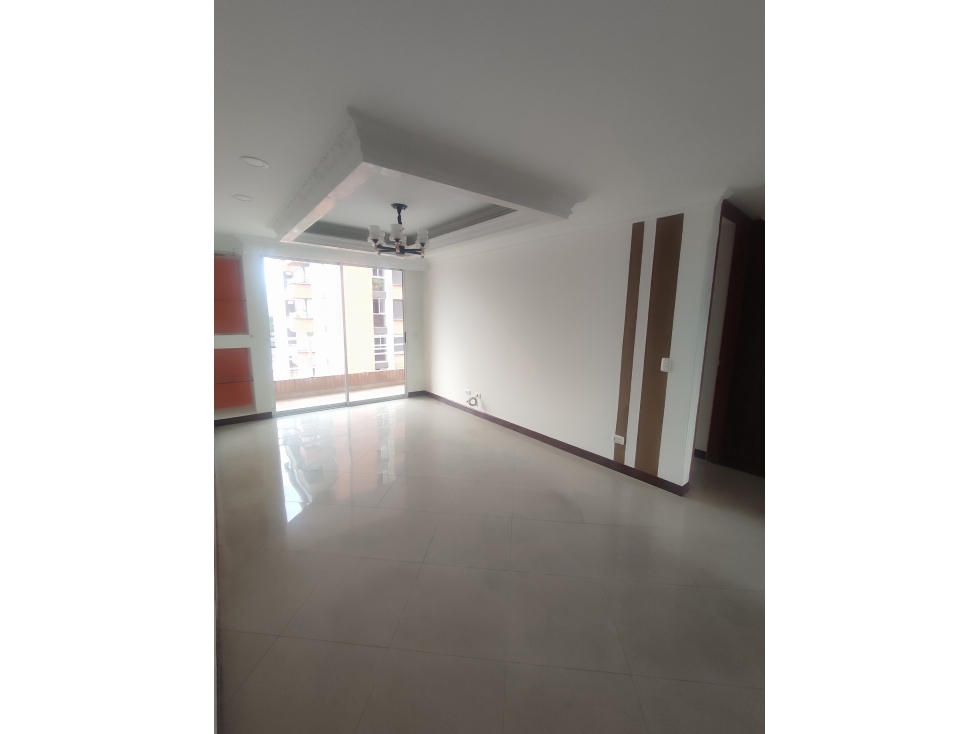 Arriendo apartamento de 3 alcobas con parqueadero en Laureles.