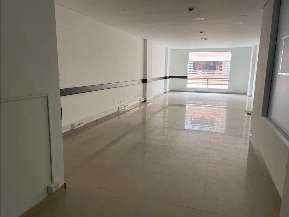 SE VENDE o ARRIENDA OFICINA EN BARRIO LAGO GAITAN