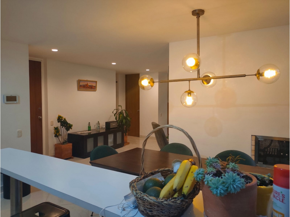 Arriendo apto remodelado con linda vista exterior en Chapinero Alto!