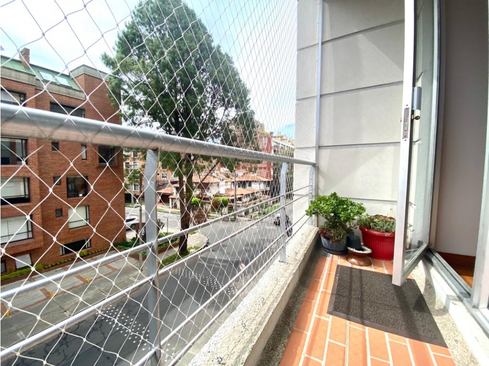 Chico Reservado Excelente Apartamento con Balcón