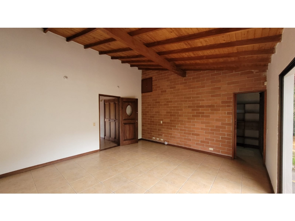 Casa tres niveles con jardín en Envigado Sector Cumbres
