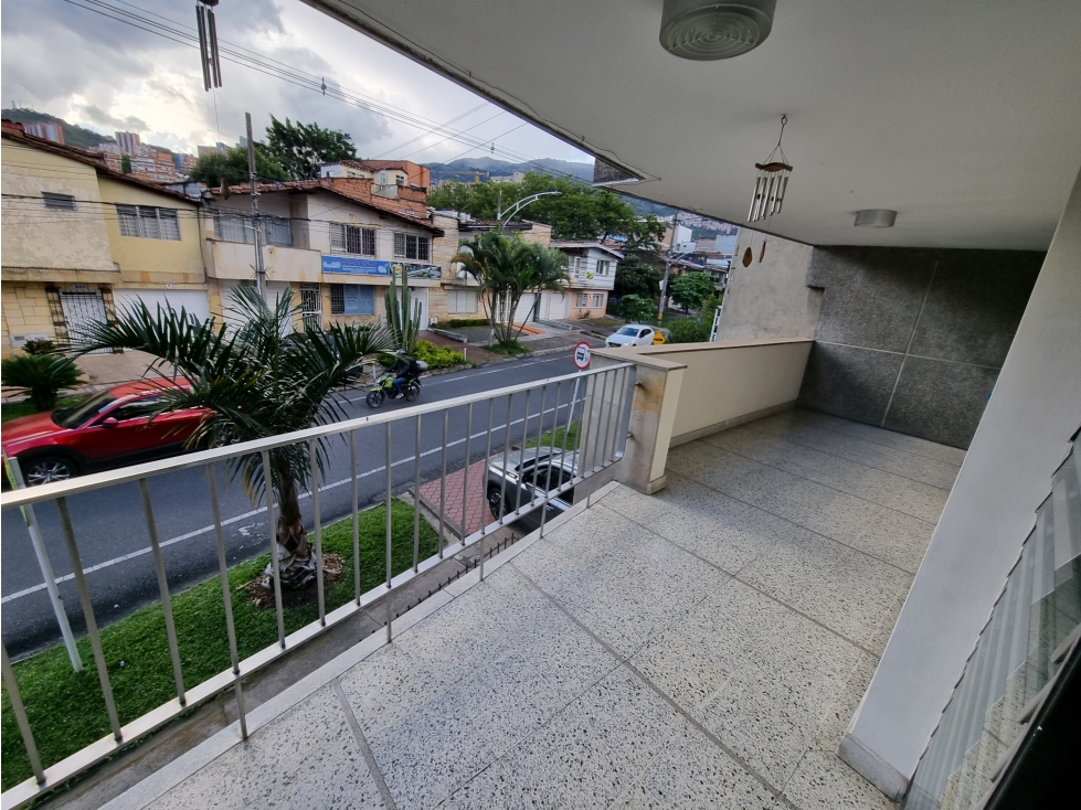 VENTA DE EDIFICIO DE TRES PLANTAS, LOS COLORES, MEDELLIN