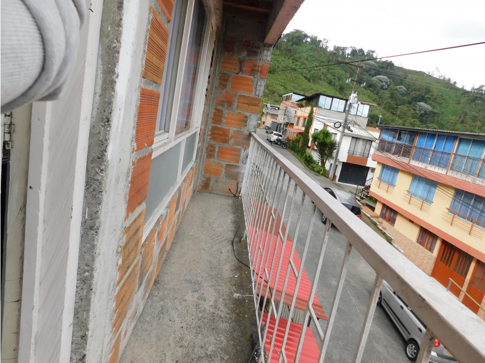 Venta casa esquinera con local comercial barrio Villa Luz. Manizales.