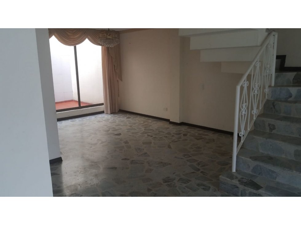 VENDO AMPLIA CASA EN CONJUNTO RESIDENCIAL DE BELMONTE PEREIRA