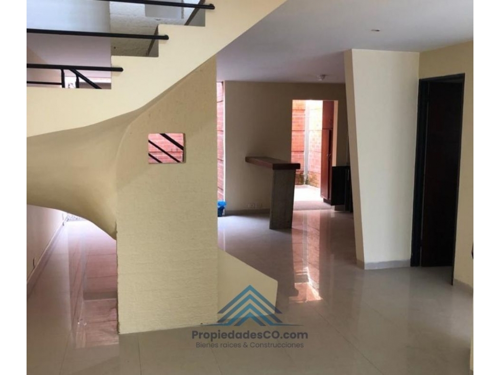 Casa de Dos plantas Cerca a Clínica Nueva de Cartago