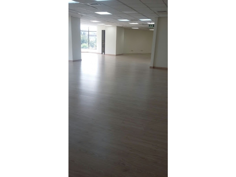 Oficina en Arriendo en el sector de Centro empresarial Santa Bárbara