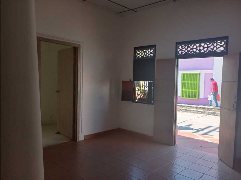 ARRIENDO BODEGA BARRIO ABAJO