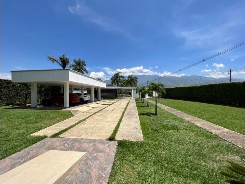 SE VENDE O SE RENTA CASA EN LAS MERCEDES MODERNA DE 2000 M2 DE LOTE