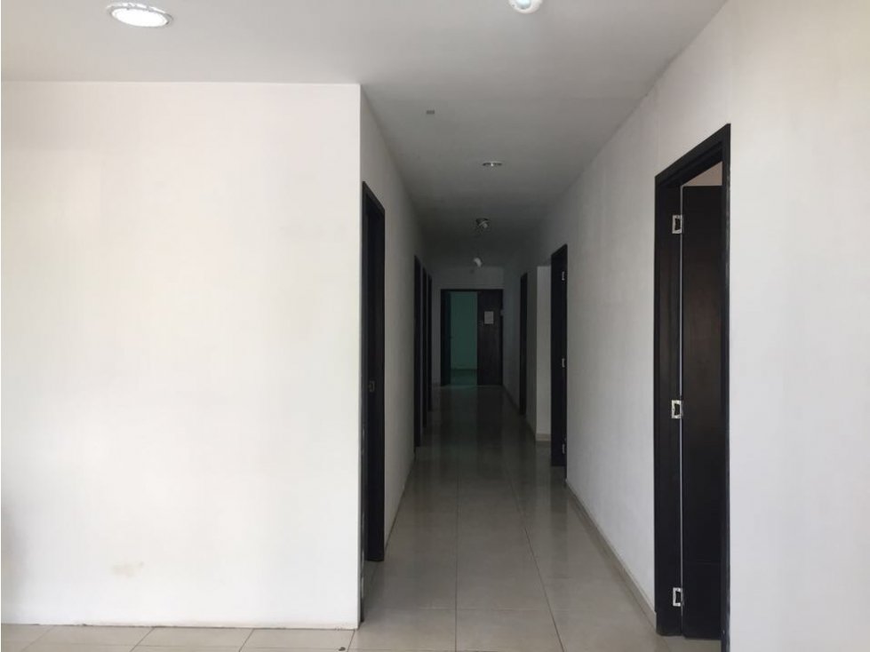 AMPLIA CASA PARA VENTA LAURELES