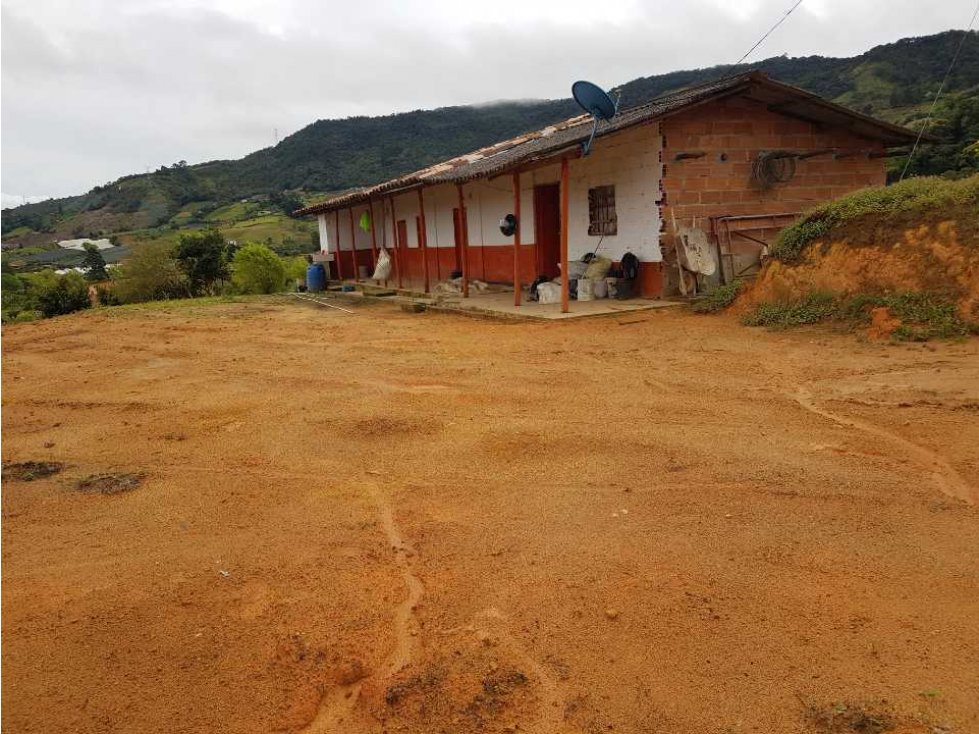 En venta casa campesina en el carmen de viboral