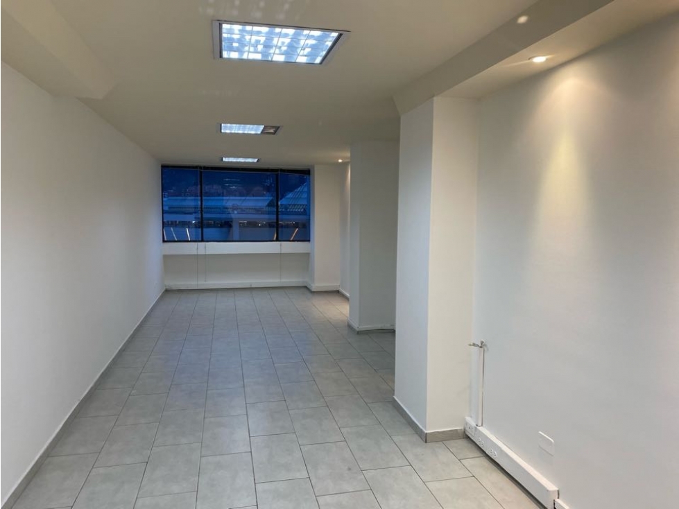 Rento ofc frente Unicentro Remodelada con parqueader 30 m2 baño