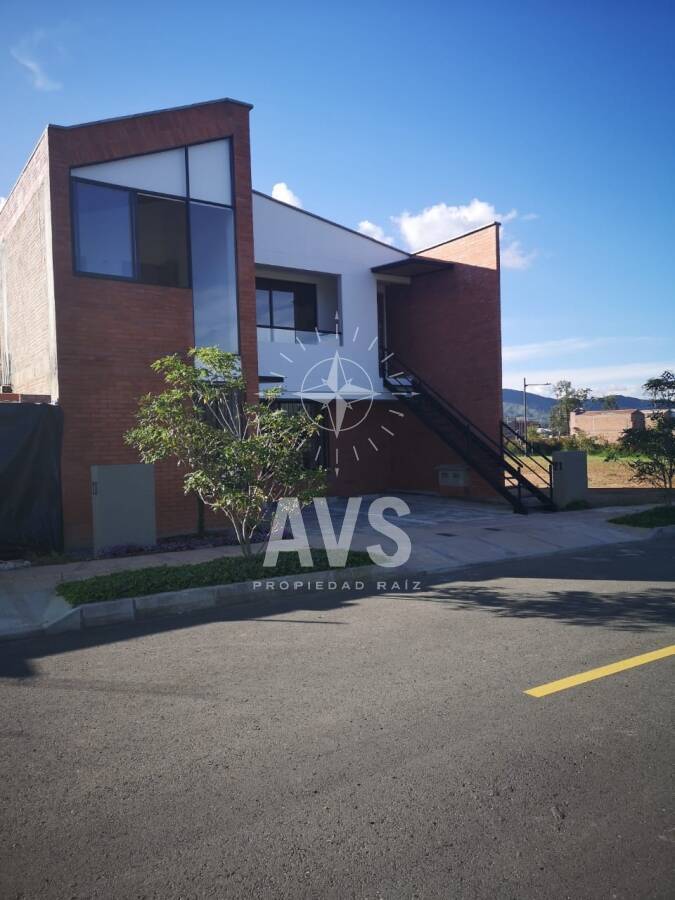 Casa para venta en unidad cerrada de la Ceja  3324