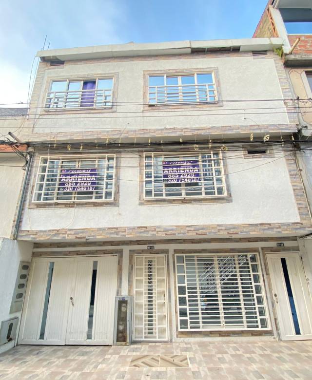 Casa de 3 pisos terminados en el barrio San Judas Tadeo