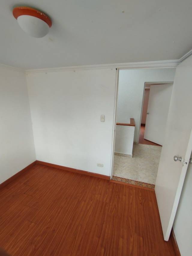 3 pisos (en el primero un apartamento completamente independiente),4 habitaciones (1 del primer piso),3 baños (1 del primer piso), 2 Sala / Comedor,2 Cocinas,Zona de ropas con punto para lavadora