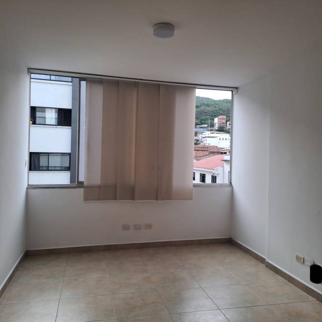 Apartamento sobre la avenida 8N en Granada, Cali