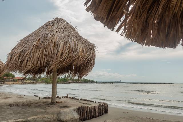 CONDOMINIO EN VENTA AL FRENTE DE LA PLAYA - COVEÑAS